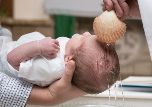 Bebek vaftizi, çocukların kendi iradeleri olmadan, onların adına yapılan bir işlemdir. Bu, onların ö