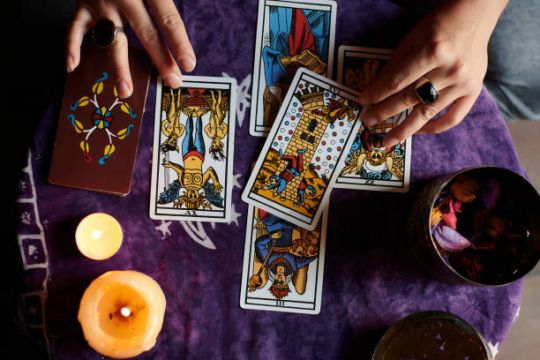 Kahve falı, tarot, medyumlara gitme vb. türden fallara baktırmak günah mı?