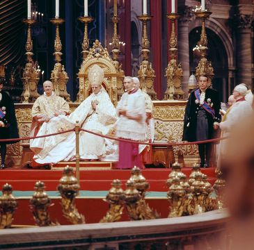 İkinci Vatikan Konsili, geleneksel Latince ayinini değiştirdi ve yeni bir ayin olan "Novus Ordo’yu" 